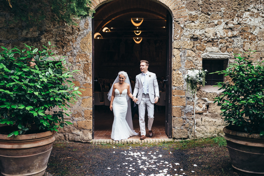 Fotografo Matrimonio Orvieto Gli psosi escono dalla chiesa accolti da un letto di rose