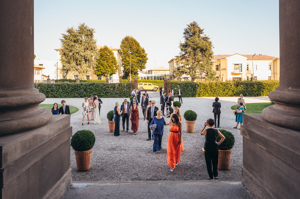 Fotografo Matrimonio Villa Caroli Zanchi Gli invitati si recano al ricevimento di Villa Caroli a Stezzano