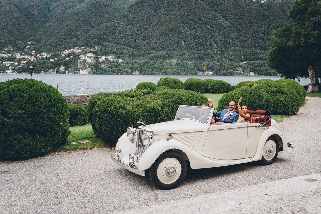 Fotografo Matrimonio Villa Erba I due sposi raggiungono gli ospiti in macchina