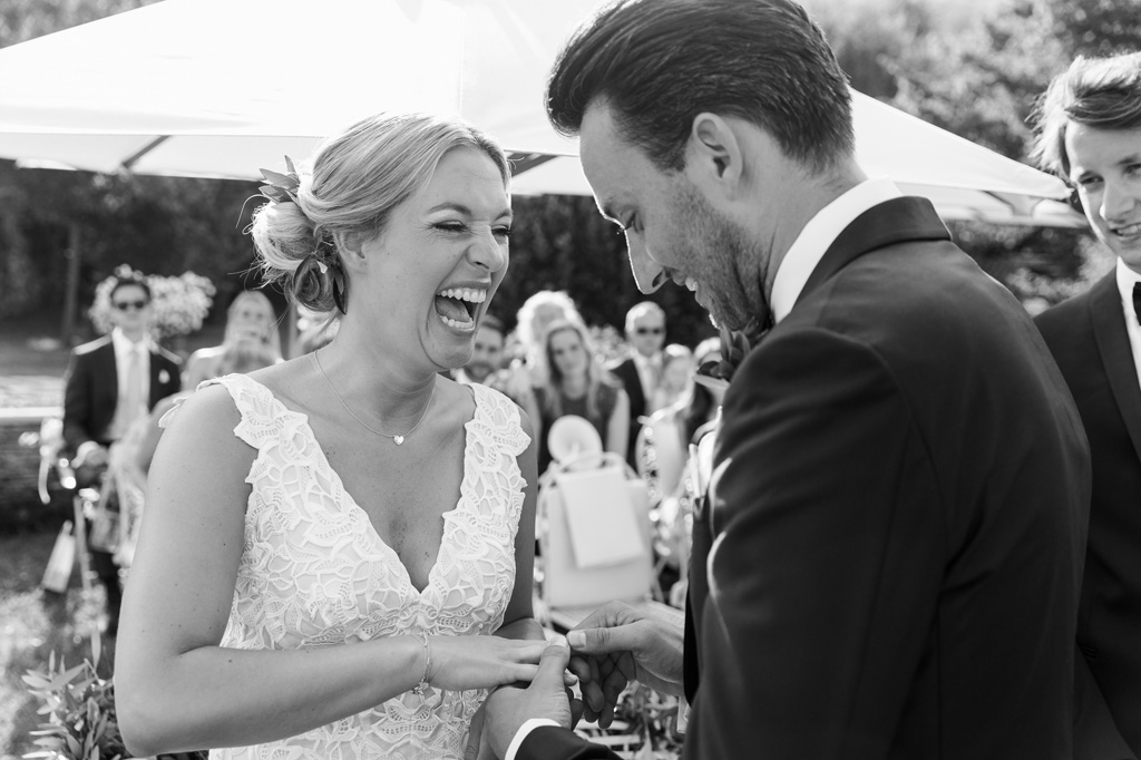 Fotografo Matrimonio Lago di Garda Lo sposo indossa l'anello nunziale alla sposa