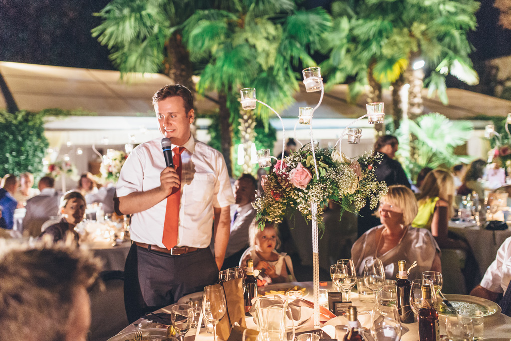 Fotografo Matrimonio Lago di Garda Gli ospiti prendono il microfono durante la cena del ricevimento