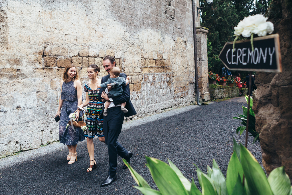 Fotografo Matrimonio Orvieto Alcuni invitati si dirigono sino al ricevimento