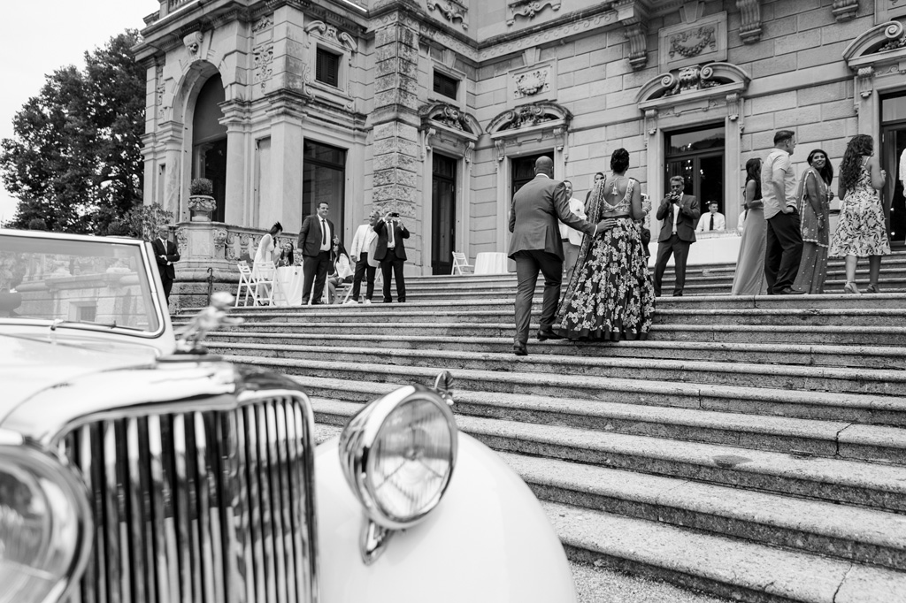 Fotografo Matrimonio Villa Erba Gli ospiti raggiungono Villa Erba fianco a fianco