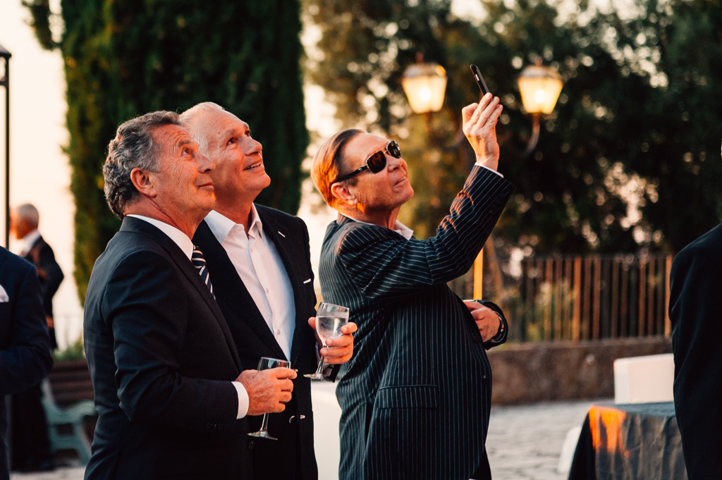 Fotografo Matrimonio Villa Del Cardinale Gli invitati scattano alcune foto agli sposi