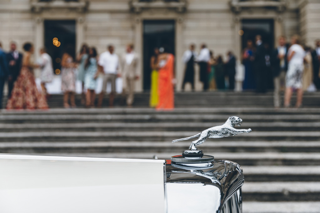 Fotografo Matrimonio Villa Erba Il logo della jaguar