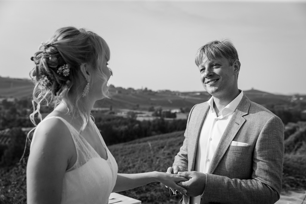 Fotografo Matrimonio Langhe Lo sposo indossa la fede alla sposa