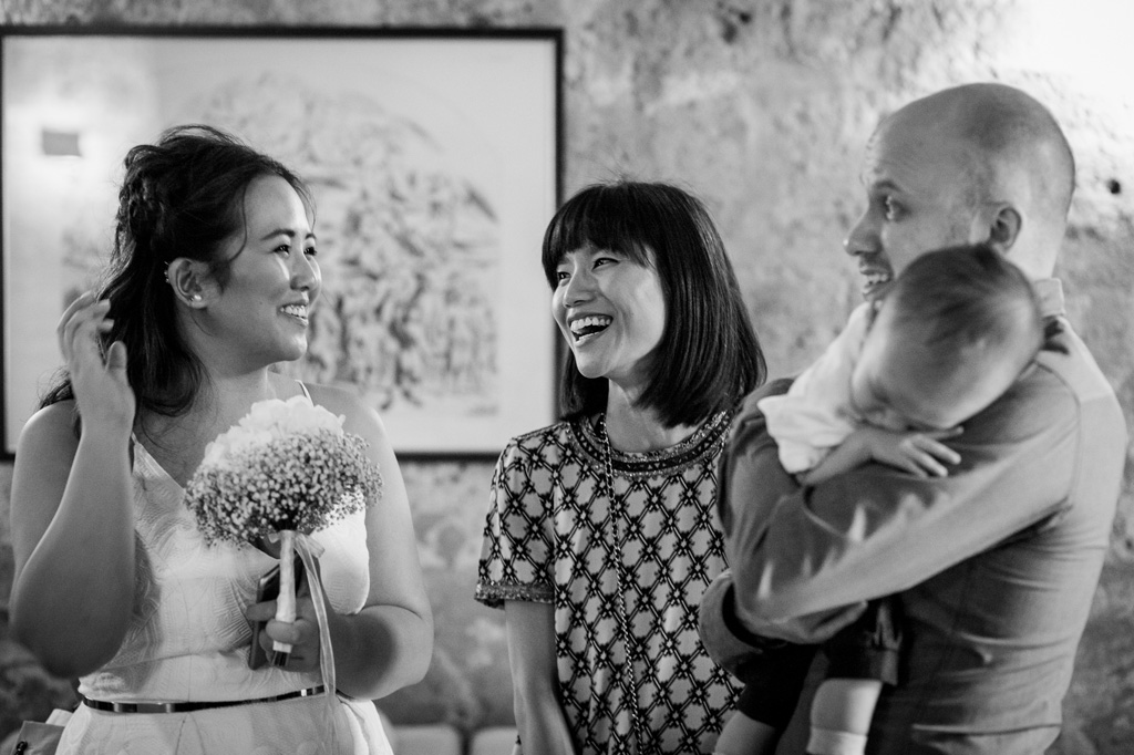 Fotografo Matrimonio Orvieto Gli invitati s'intrattengono in chiacchiere