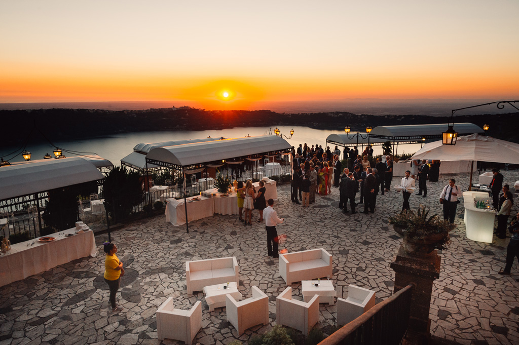 Fotografo Matrimonio Villa Del Cardinale Uno splendido tramonto dal balcone di Villa