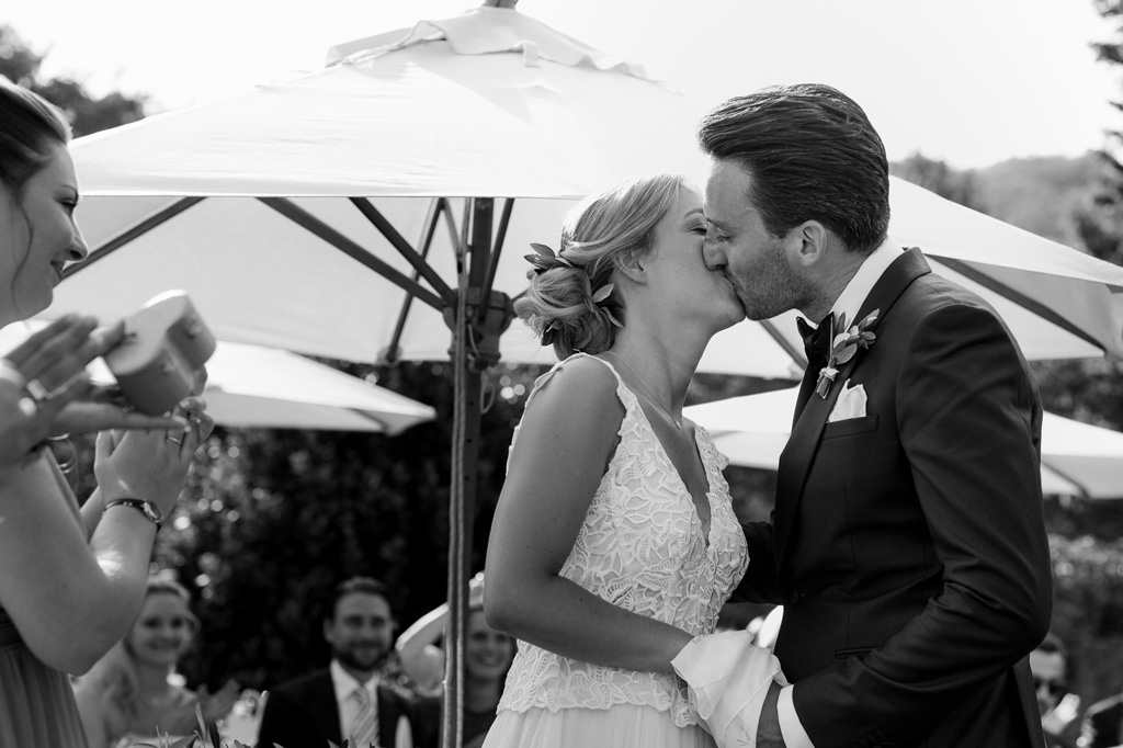 Fotografo Matrimonio Lago di Garda I due sposi si baciano finalmente uniti in matrimonio