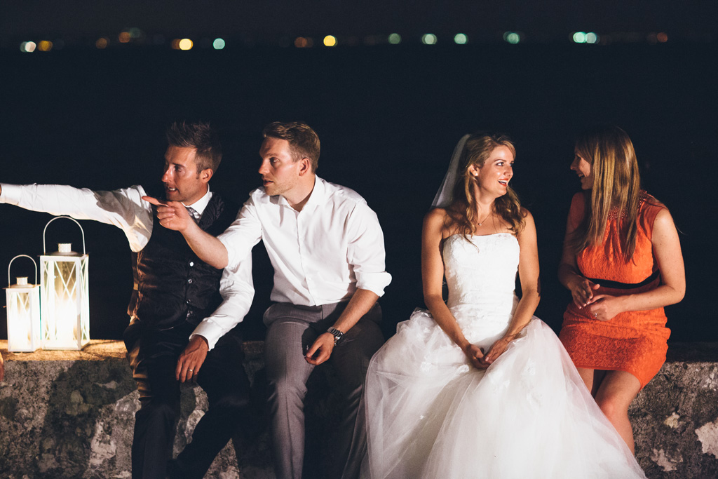Fotografo Matrimonio Lago di Garda Gli ospiti chiacchierano tra una portata e l'altra