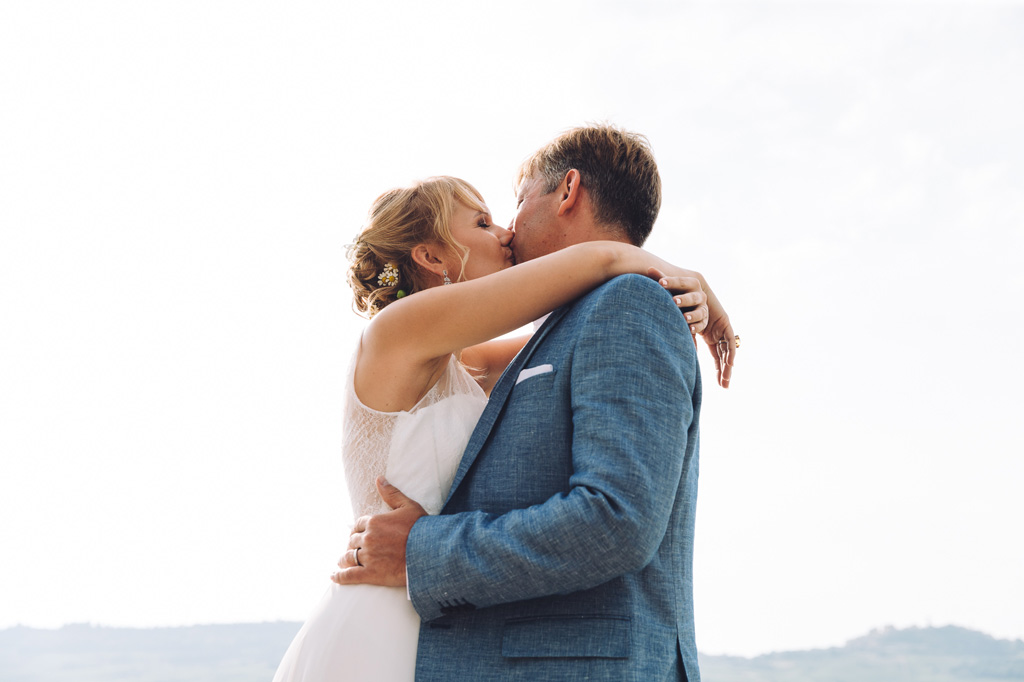Fotografo Matrimonio Langhe Gli sposi si baciano appa