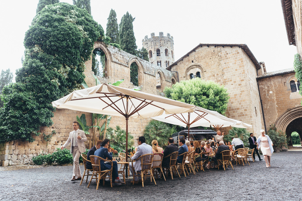 Fotografo Matrimonio Orvieto Gli ospiti siedono al banchetto del ricevimento