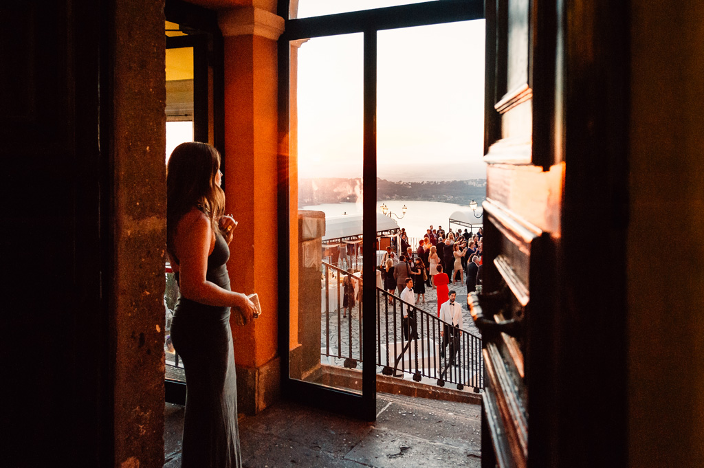 Fotografo Matrimonio Villa Del Cardinale Un'ospite guarda l'orizzonte dalla finestra di Villa del Cardinale