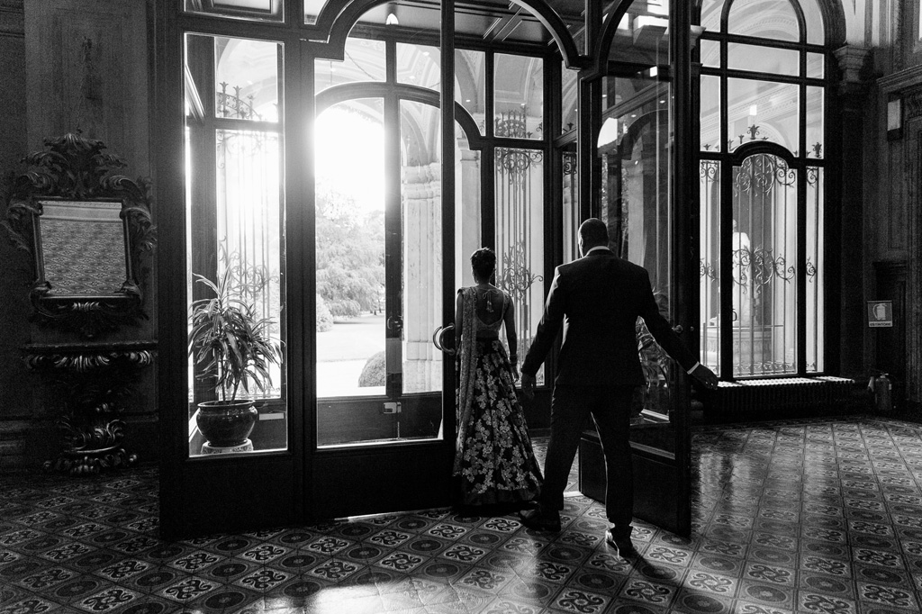 Fotografo Matrimonio Villa Erba Lo sposo e la sposa escono per una passeggiata nei paraggi di Villa Erba