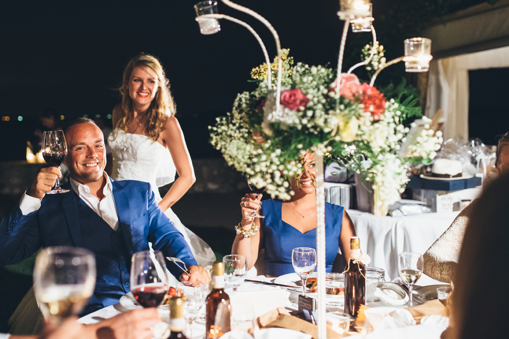 Fotografo Matrimonio Lago di Garda Un invitato alza il bicchiere durante la festa di ricevimento