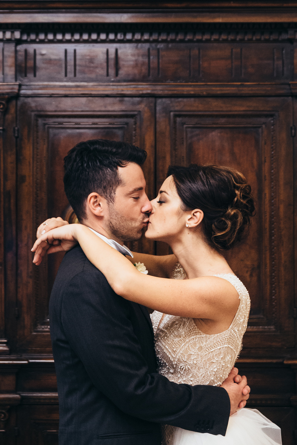 Fotografo Matrimonio Monza I due sposi si baciano in posa per il fotografo Alessandro Della Savia