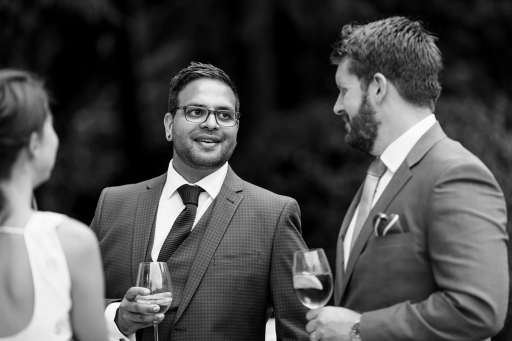 Fotografo Matrimonio Villa Erba Gli ospiti chiacchierano e bevono bicchieri di spumante