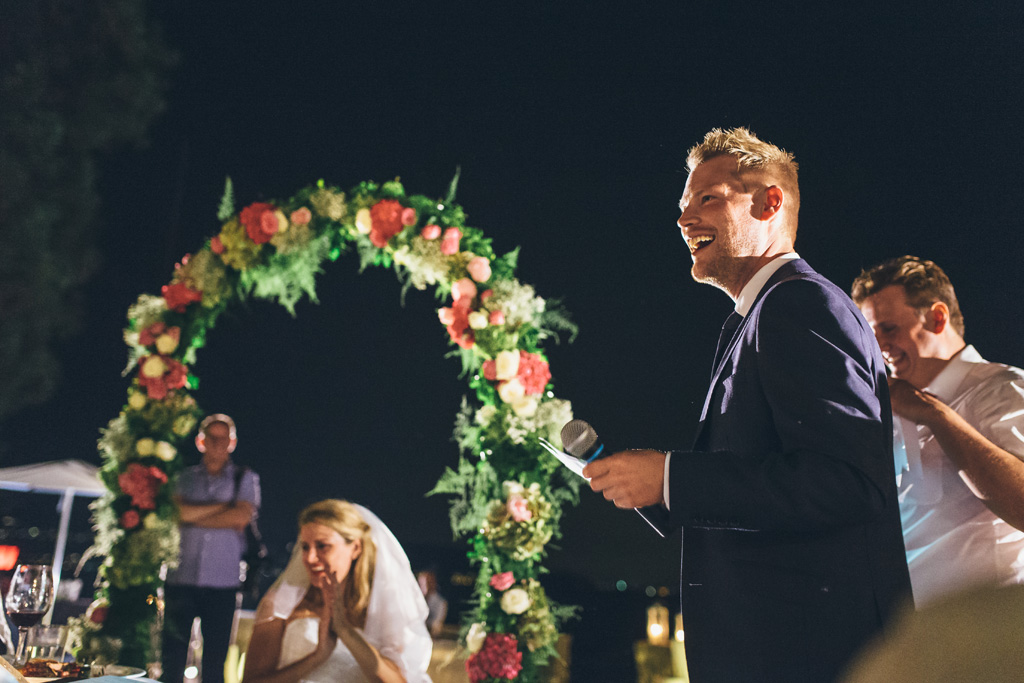 Fotografo Matrimonio Lago di Garda Un altro ospite prende parola per enunciare un discorso