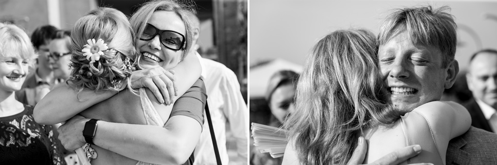Fotografo Matrimonio Langhe Gli sposi abbracciano calorosamente gli invitati