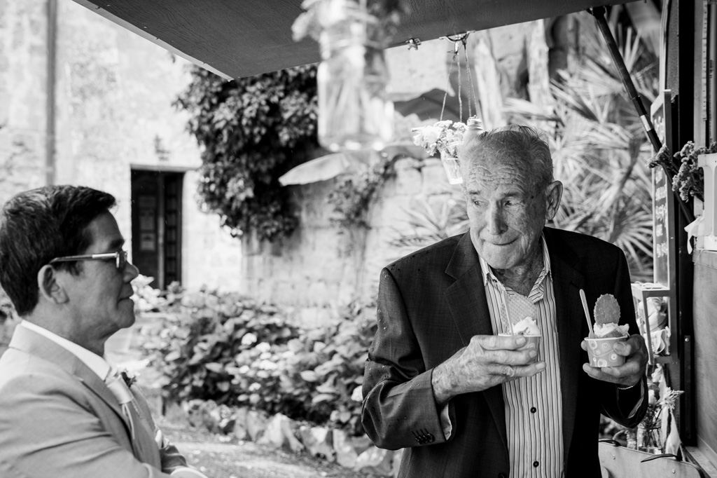 Fotografo Matrimonio Orvieto Un'ospite di gusta una coppetta con il gelato
