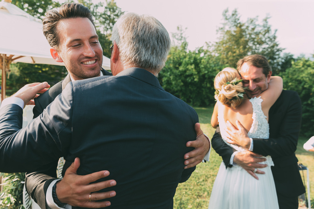 Fotografo Matrimonio Lago di Garda Gli sposi abbracciano amici e parenti