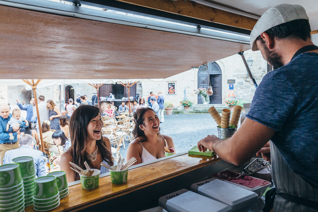 Fotografo Matrimonio Orvieto Gli invitati ordinano un gelato al chiosco