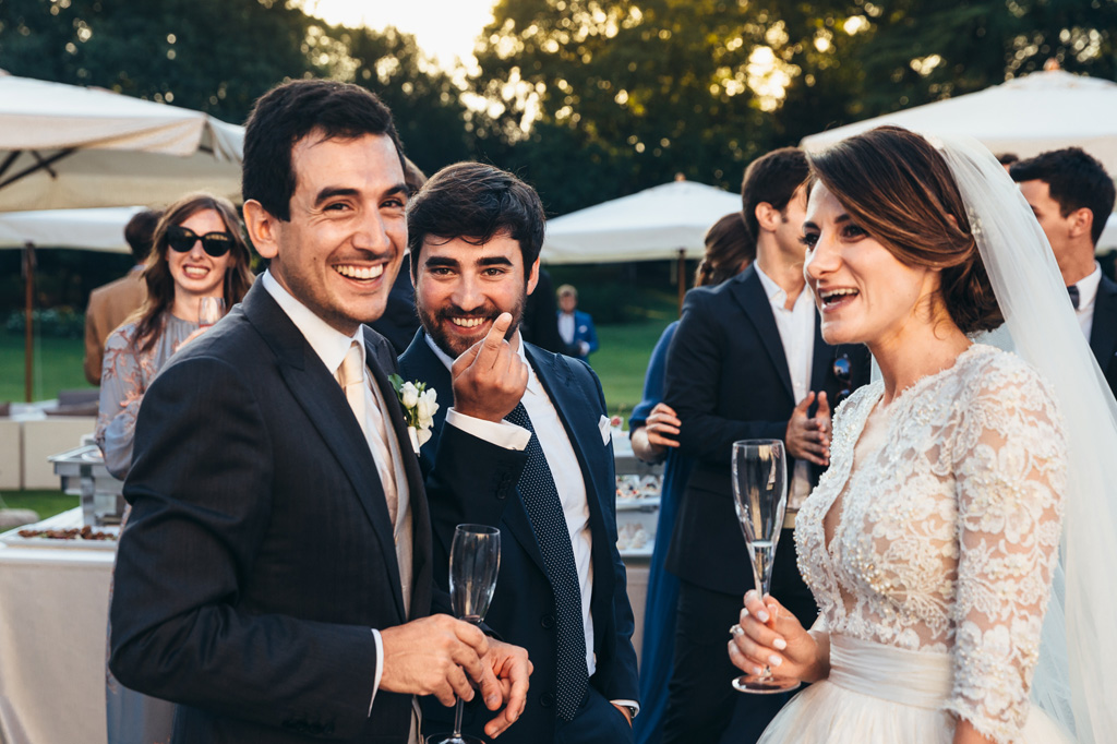 Fotografo Matrimonio Villa Caroli Zanchi Gli invitati si intrattengono con gli sposi