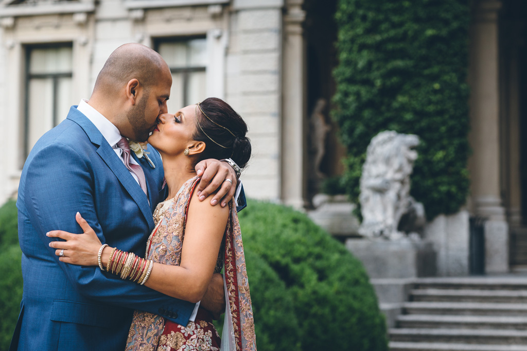 Fotografo Matrimonio Villa Erba I due psosi si baciano dolcemente ri