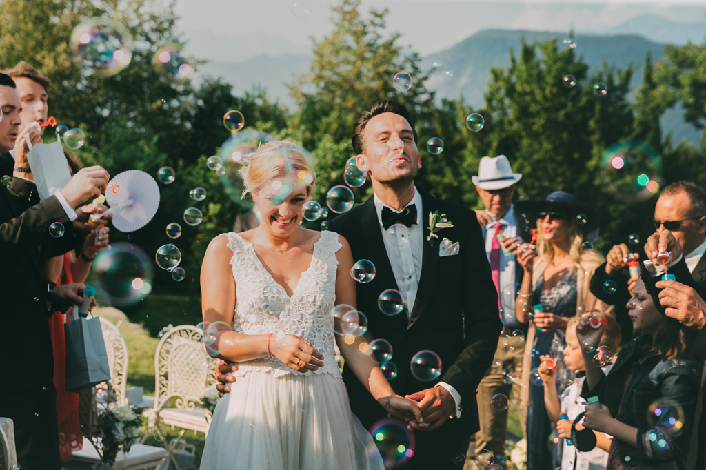 Fotografo Matrimonio Lago di Garda Gli sposi vengono accolti dagli invitati con bolle di sapone