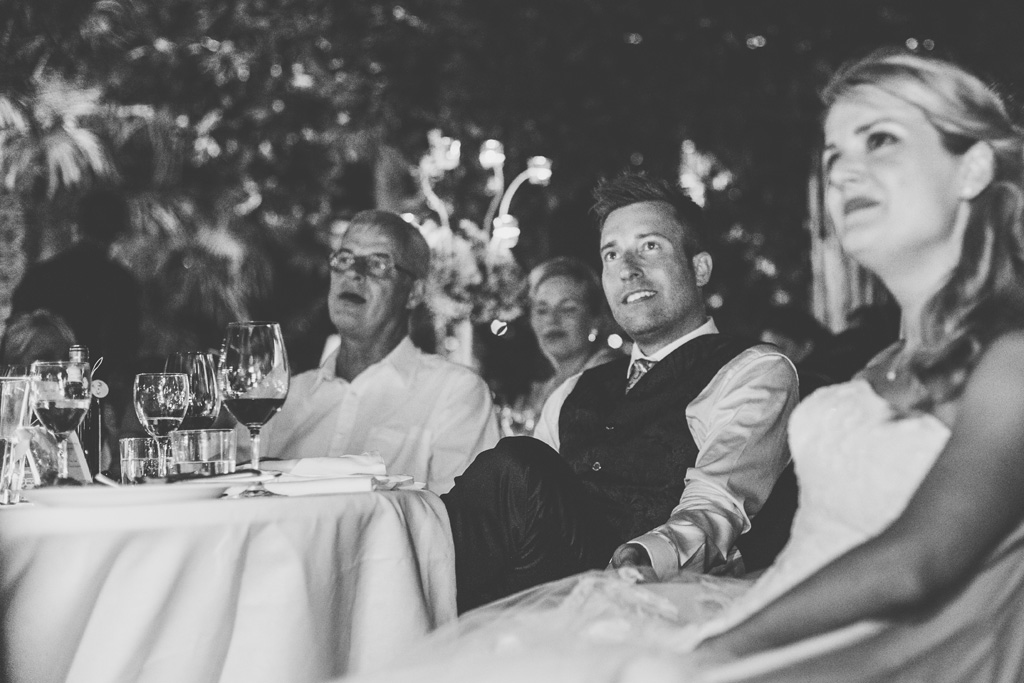 Fotografo Matrimonio Lago di Garda Lo sposo segue con attenzione lo svilupparsi della serata