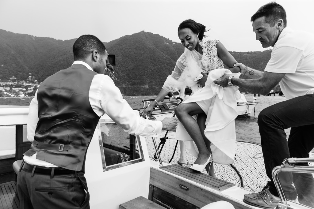 Fotografo Matrimonio Villa Erba Ayesha sale sul battello accompagnata dallo sposo