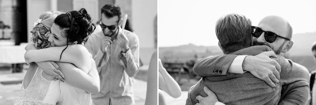Fotografo Matrimonio Langhe Gli invitati abbracciano caldamente gli sposi dopo la cerimonia di matirnmonio