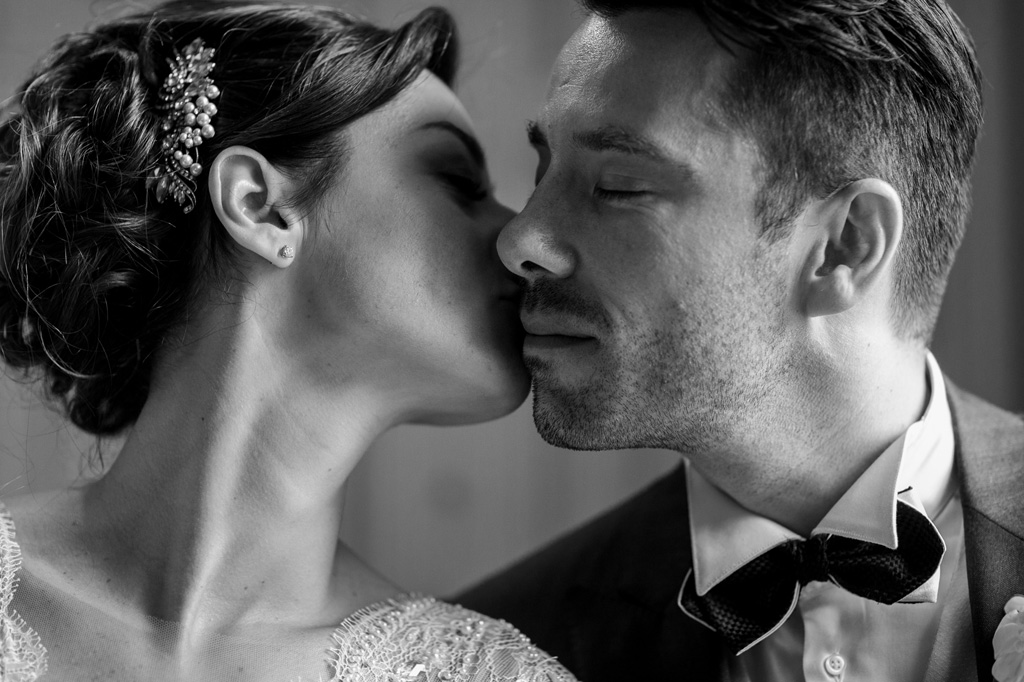 Fotografo Matrimonio Monza La sposa bacia dolcemente lo sposo