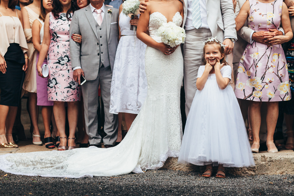 Fotografo Matrimonio Orvieto Una bambina sorride in un momento spontaneo colto dal fotografo Alessandro Della Savia