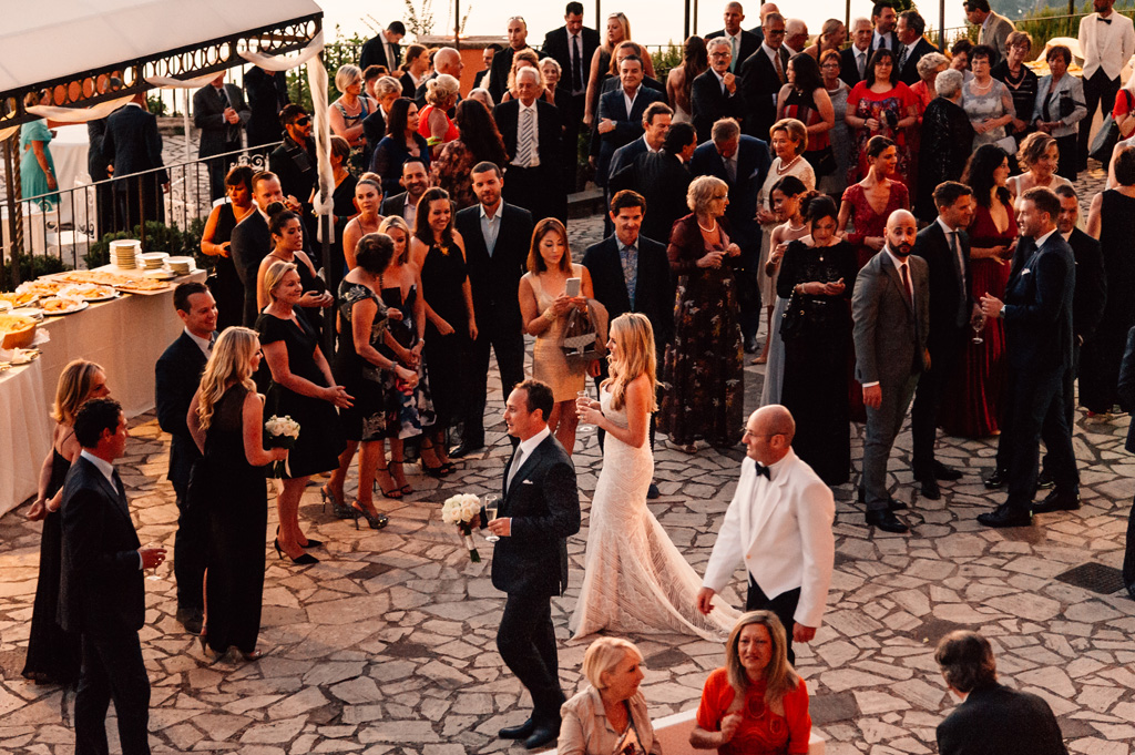 Fotografo Matrimonio Villa Del Cardinale Gli sposi sono accolti da una marea di ospiti