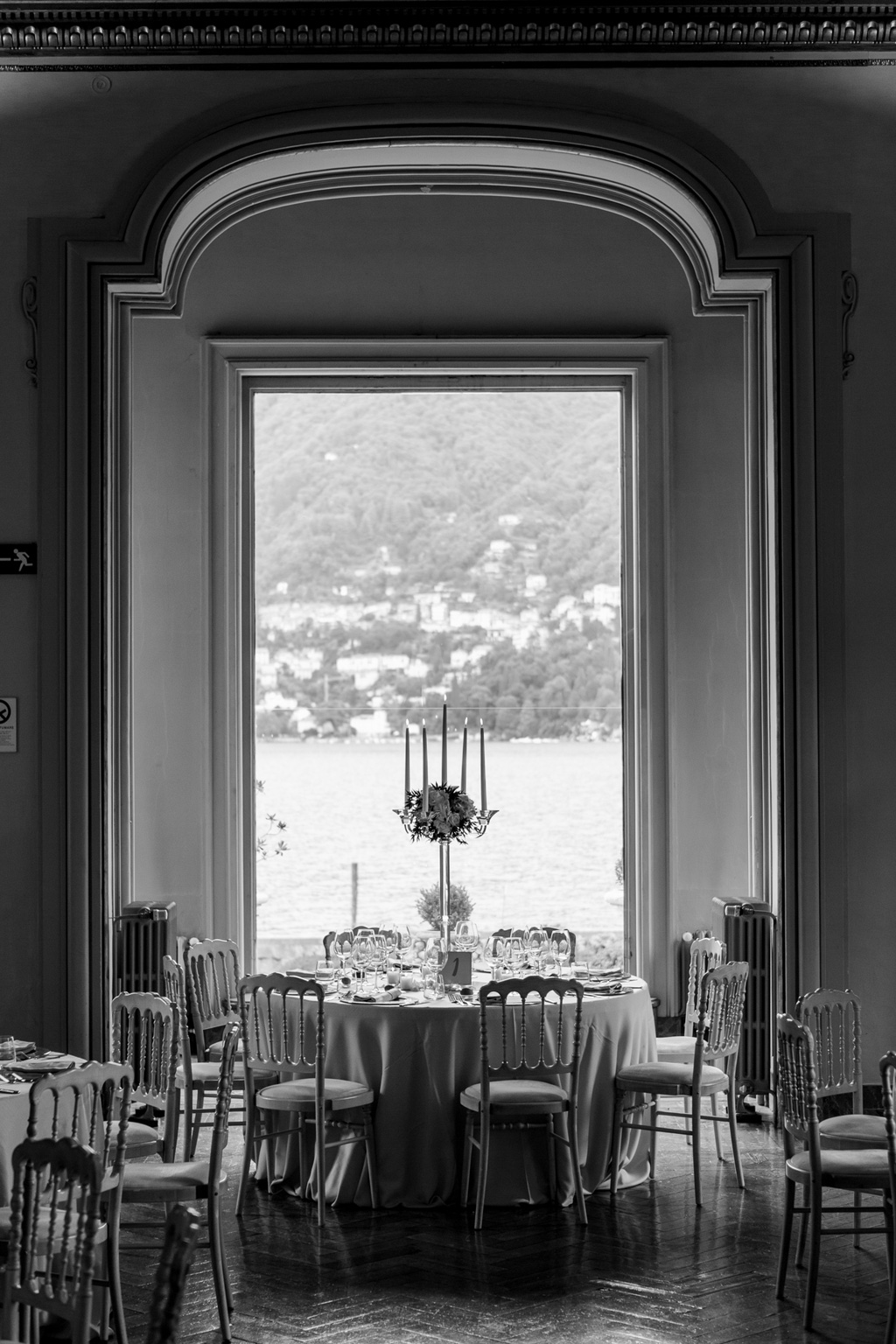 Fotografo Matrimonio Villa Erba La tavola imbandita di Villa Erba con vista Lago di Como
