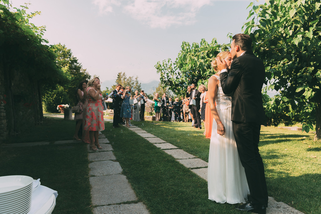 Fotografo Matrimonio Lago di Garda Lo sposo bacia la fronte della sposa