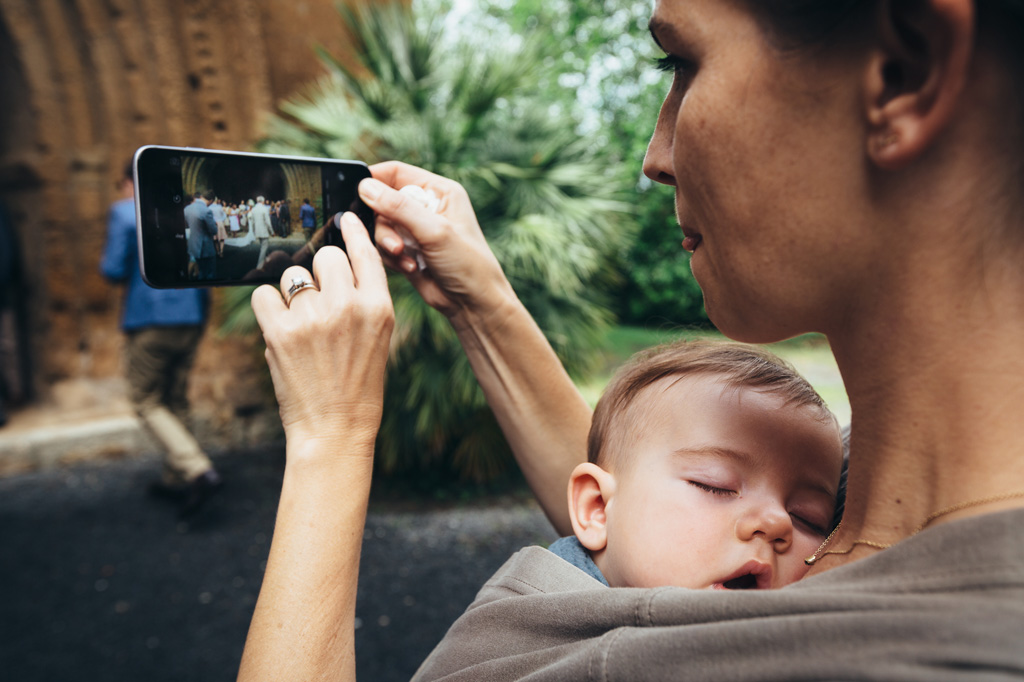 Fotografo Matrimonio Orvieto Una bambina si appoggia al seno della madre