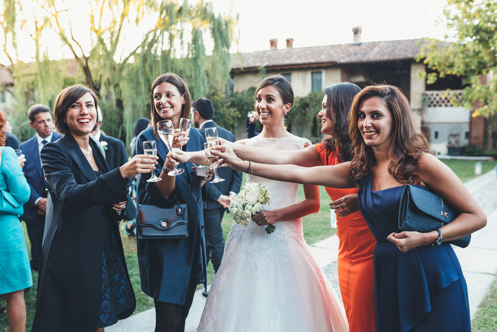 Fotografo Matrimonio Pavia Silvia brinda gioiosamente in compagnia delle damigelle