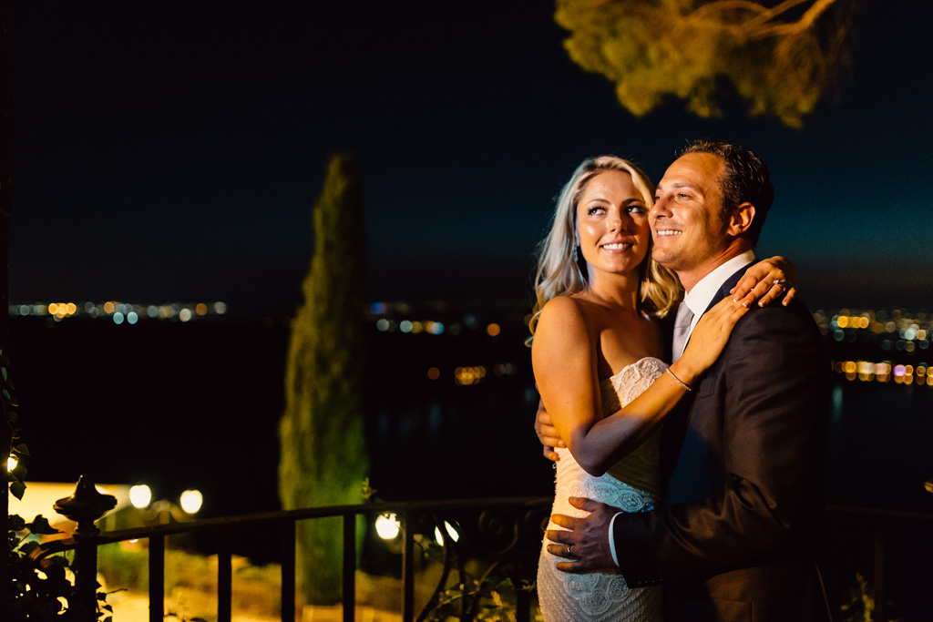 Fotografo Matrimonio Villa Del Cardinale I due sposi posano per il fotografo Della Savia Alessandro