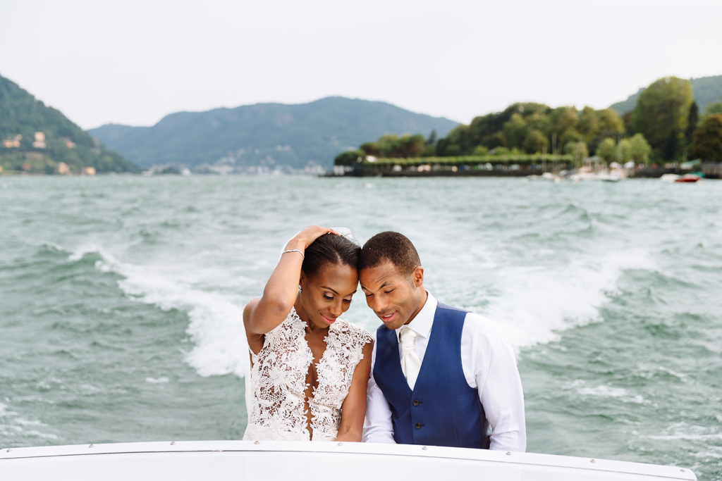 Fotografo Matrimonio Villa Erba Tony e Ayesha viaggiano in barca presso il Lago di Como