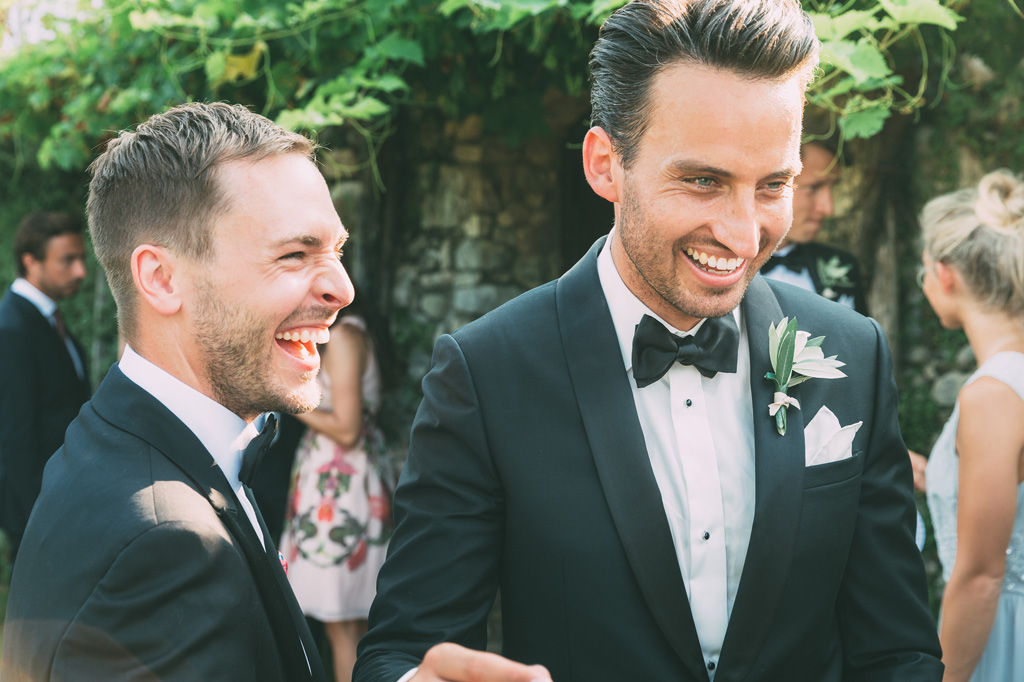 Fotografo Matrimonio Lago di Garda Lo sposo s'intrattiene con gli invitati