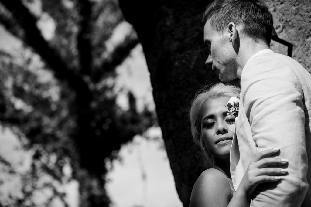 Fotografo Matrimonio Orvieto La sposa si affianca allo sposo durante lo shooting con Alessandro Della Savia