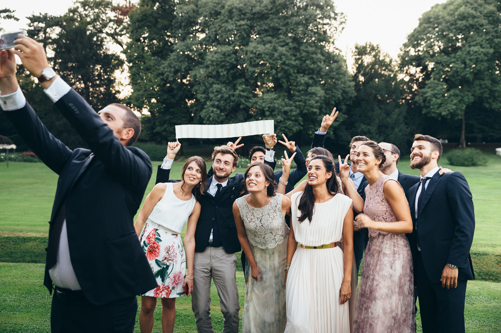 Fotografo Matrimonio Villa Caroli Zanchi Gli invitati si scattano dei selfie in un clim a di festa e gioia