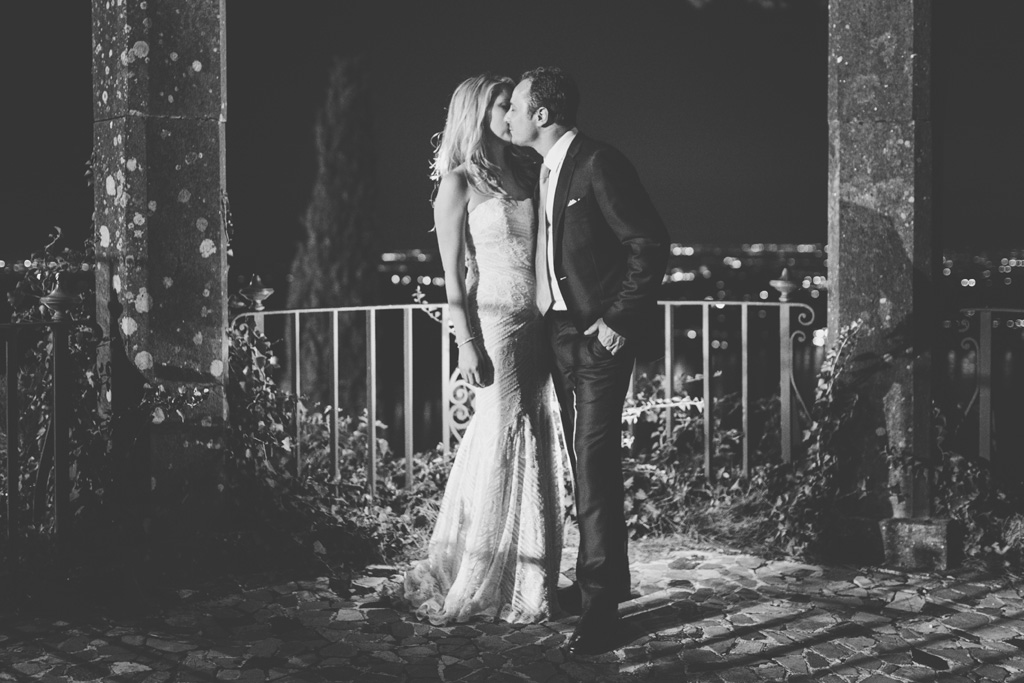Fotografo Matrimonio Villa Del Cardinale I due sposi si baciano nel cortile di Villa del Cardinale