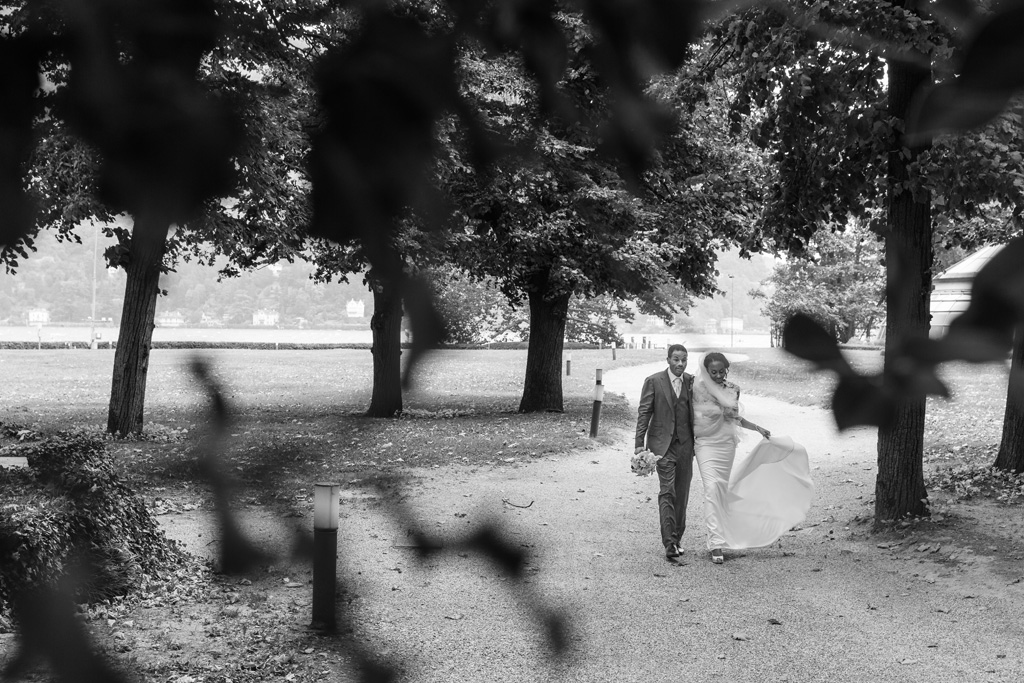 Fotografo Matrimonio Villa Erba I due sposi s'incamminano in direzione di Villa Erba