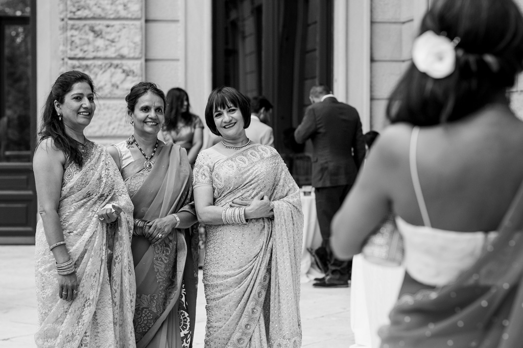 Fotografo Matrimonio Villa Erba Le invitate sorridono gioiose vestite in sari
