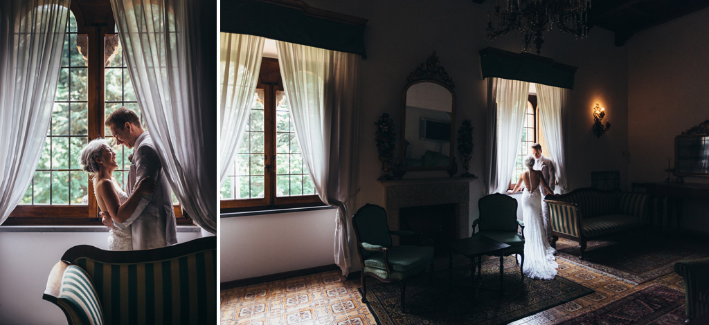 Fotografo Matrimonio Orvieto I due sposi si baciano di fronte alla finestra con una luce morbida