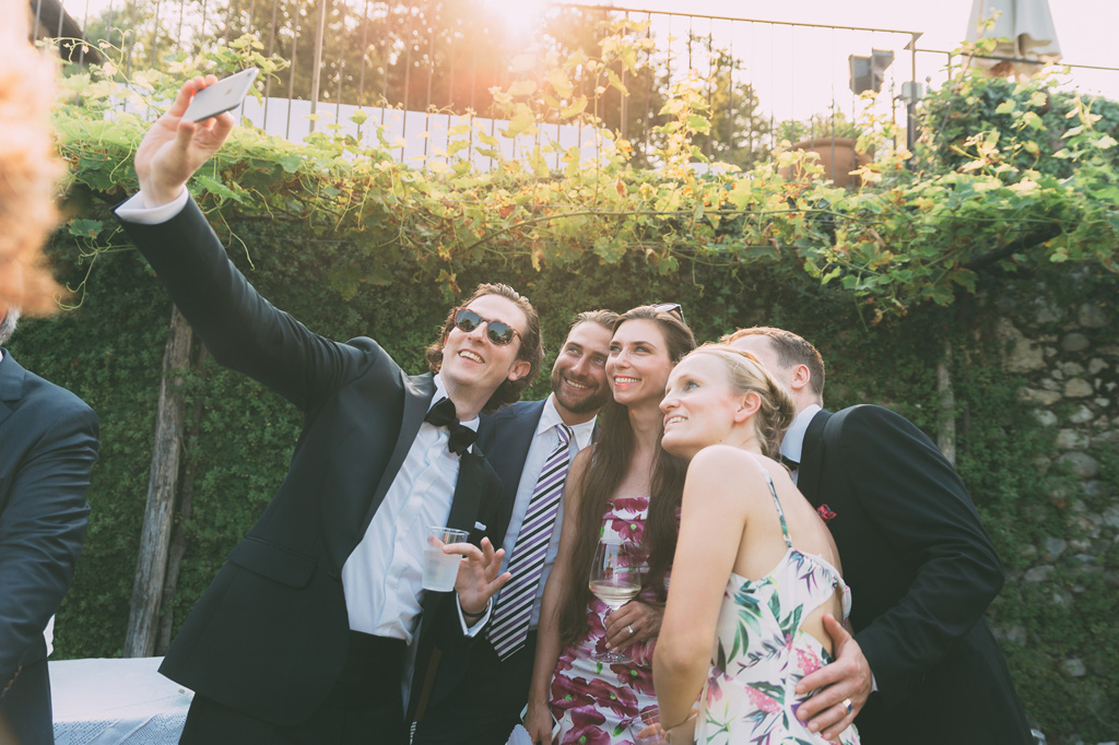 Fotografo Matrimonio Lago di Garda Gli ospiti si scattano foto con il cellulare