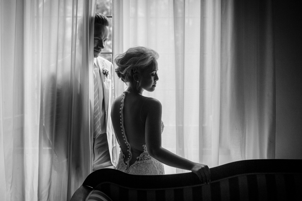 Fotografo Matrimonio Orvieto I due psosi posano tra le tende per il fotografo Alessandro Della Savia